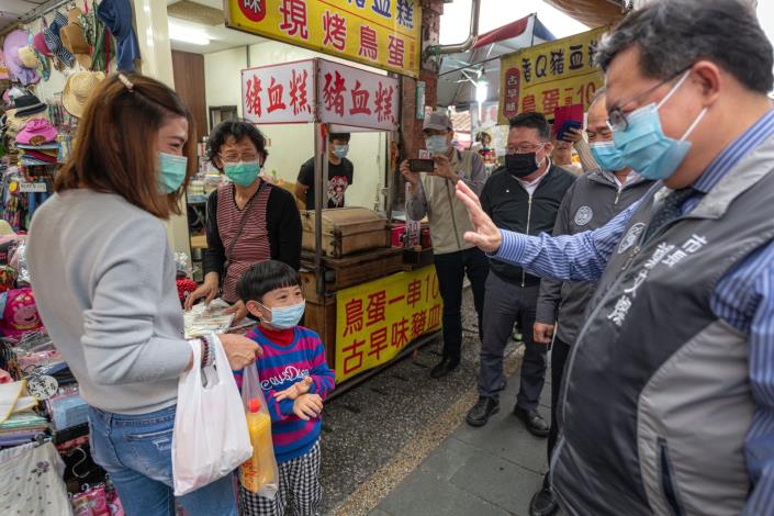 市長與小朋友打招呼