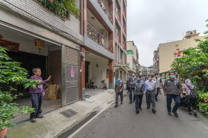 市長視察大溪老街並跟市民揮手致意