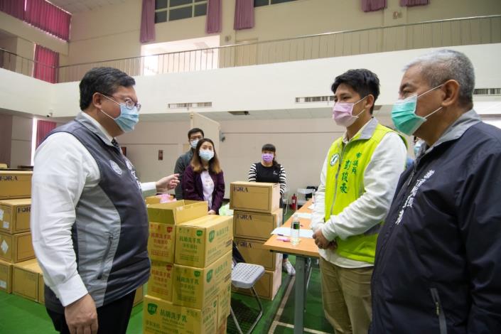 市長前往內壢國小視察防疫物資發送情形