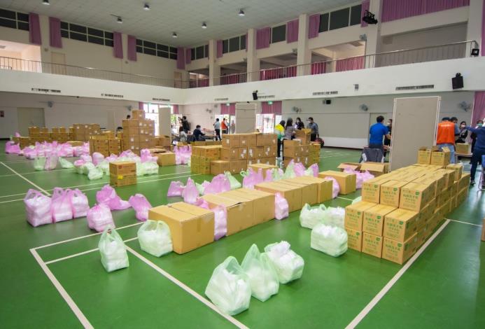 內壢國小學生活動中心擺滿防疫物資，待各校派員前來領取