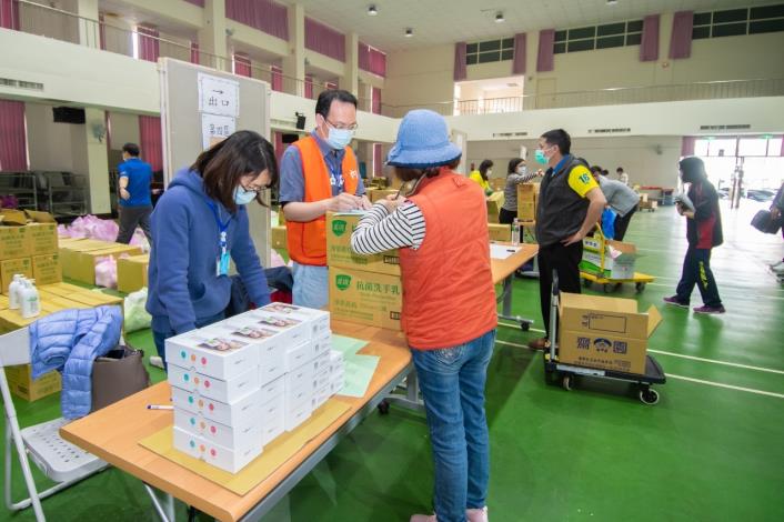 各校人員依序領取防疫物資，發送流程相當順暢