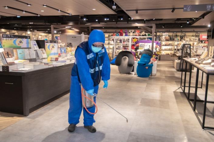 工作人員為誠品書店進行消毒