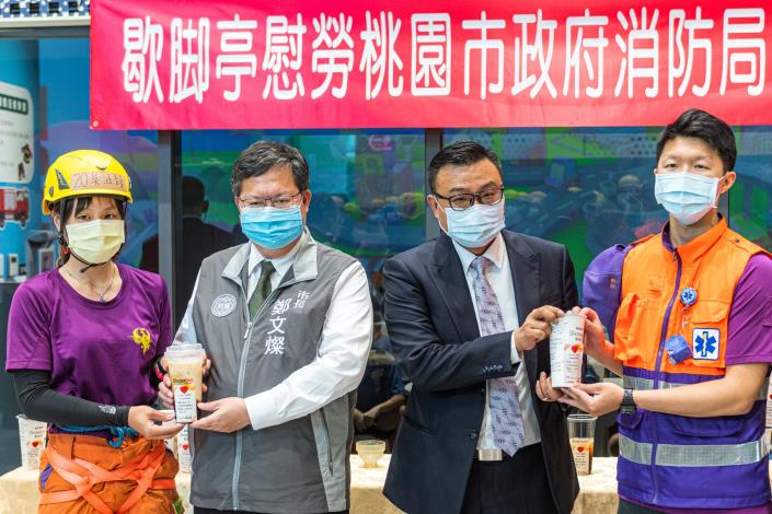 歇腳亭致贈暖心茶飲相挺第一線消防人員