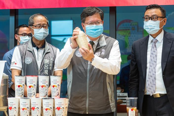 市長在活動現場搖珍奶現作茶飲