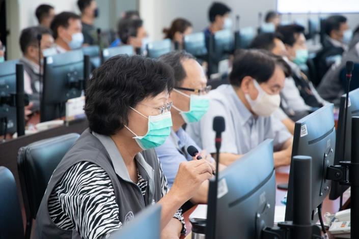 社會局長鄭貴華報告本市急難紓困申請審核情況