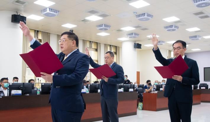 新任副秘書長何明光、民政局長陳靜航及勞動局長吳宏國宣誓就職