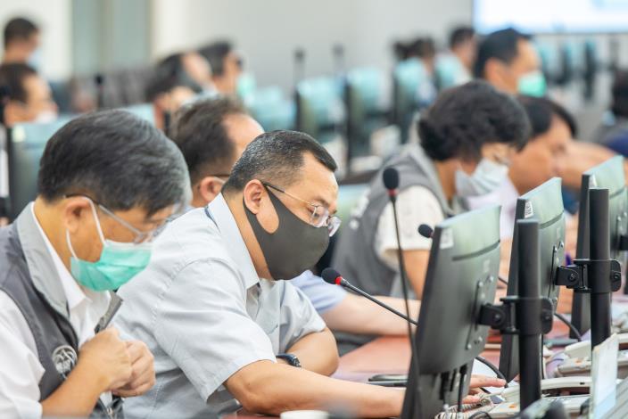 民政局長說明，目前居家檢疫防疫關懷包發放情形