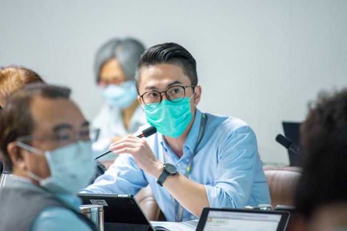 經發局長郭裕信說明振興方案