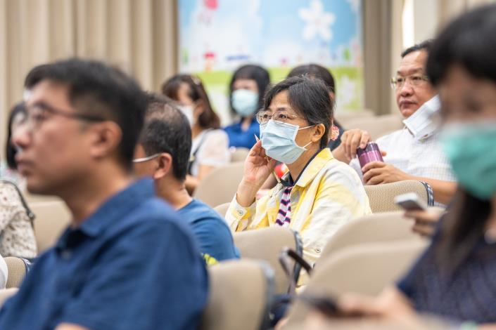 與會人員專心聆聽簡報內容及準公共政策相關規定