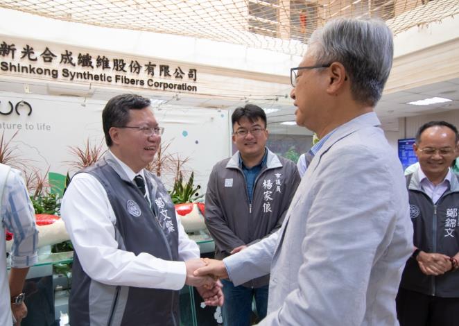 鄭市長和與會貴賓握手致意