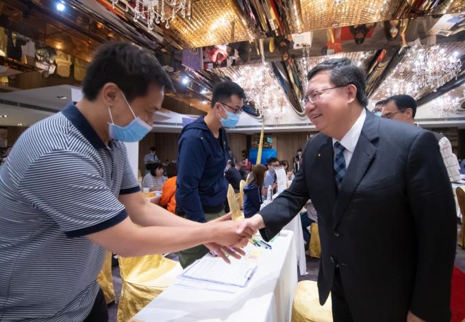鄭市長與市民朋友握手致意