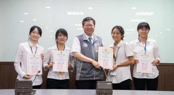 市長與桃市府青年局組最優秀隊伍合影
