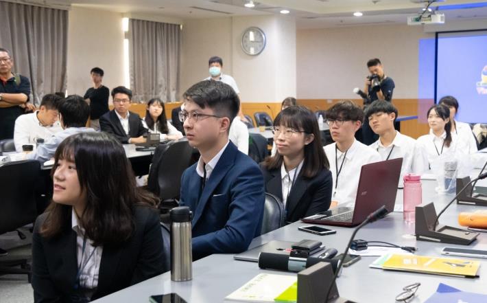 同學專注聆聽市長致詞
