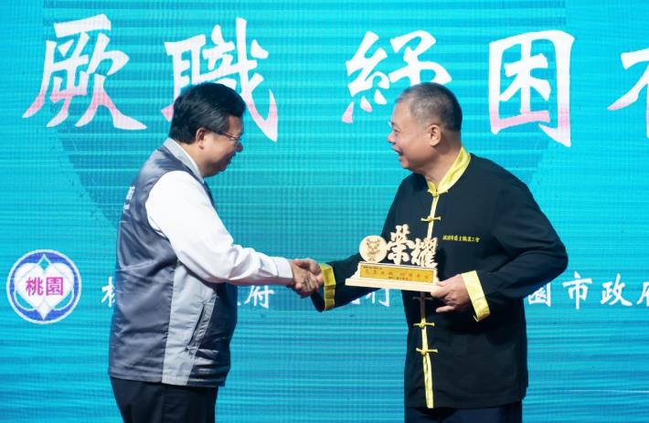 職業工會代表與市長握手致意