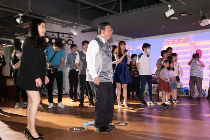 鄭市長親自體驗展覽互動裝置