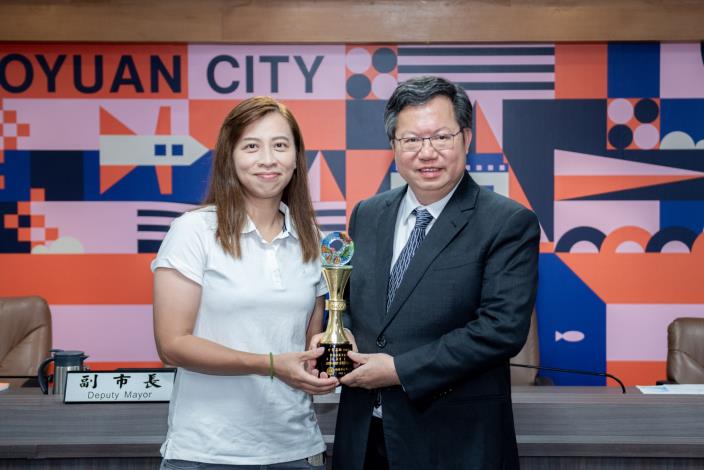 市長頒發獎座予「第5屆百大青農」得獎者葉芷妘小姐