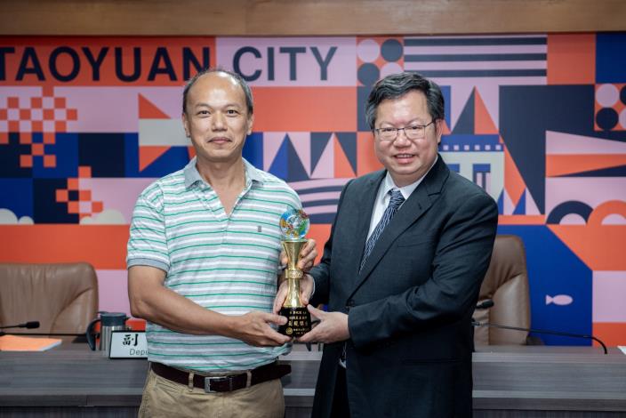 市長頒發獎座予「自創農產品牌表現傑出」得獎者游紀儒先生