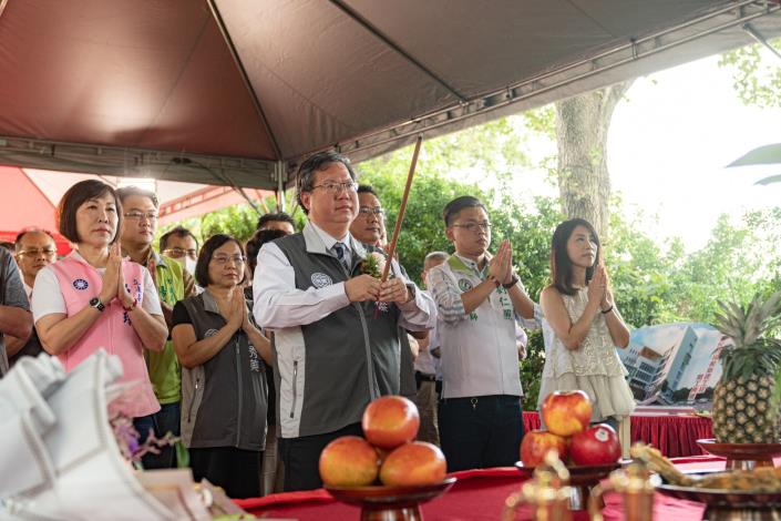 市長參香祈求工程順利