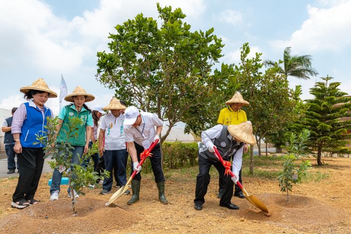 市長與貴賓一同種植楊梅樹