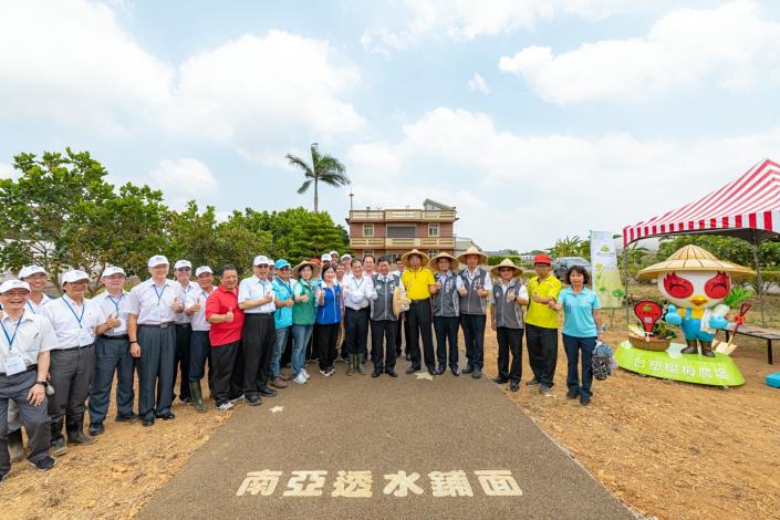 市長與貴賓及農場員工合影
