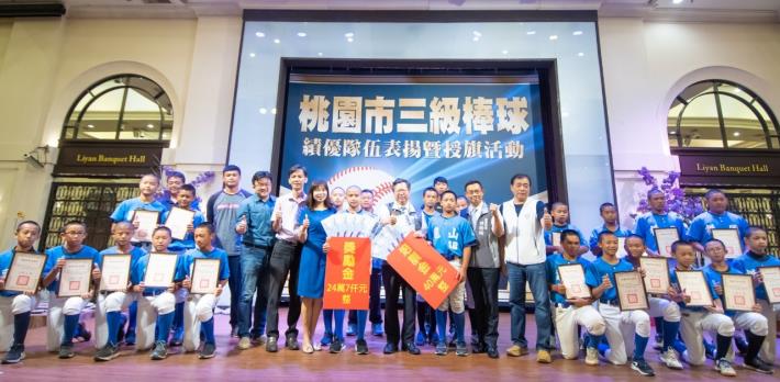 市長與龜山國小棒球隊成員合影