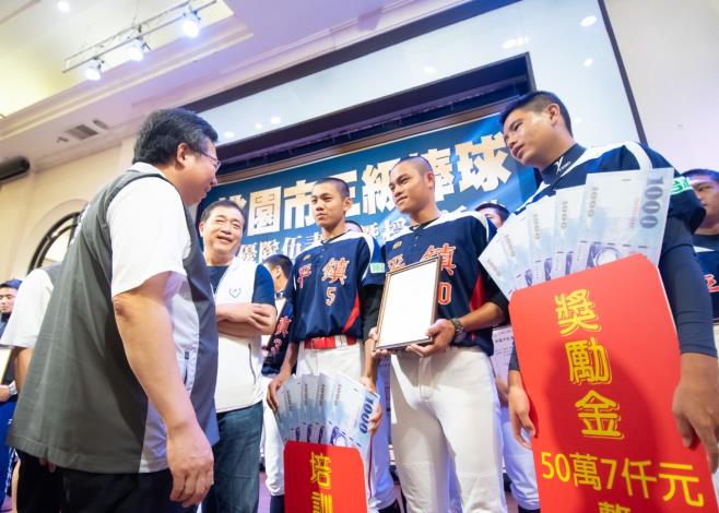 市長為平鎮高中棒球隊員加油打氣