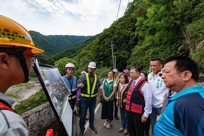 市長聽取業務單位簡報說明「三光跨河大橋新建工程」期程及進度