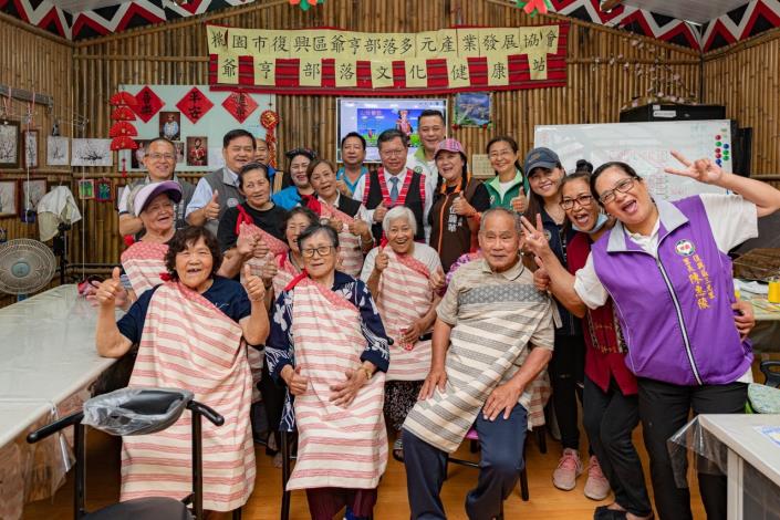 市長和與會來賓及爺亨部落居民合影