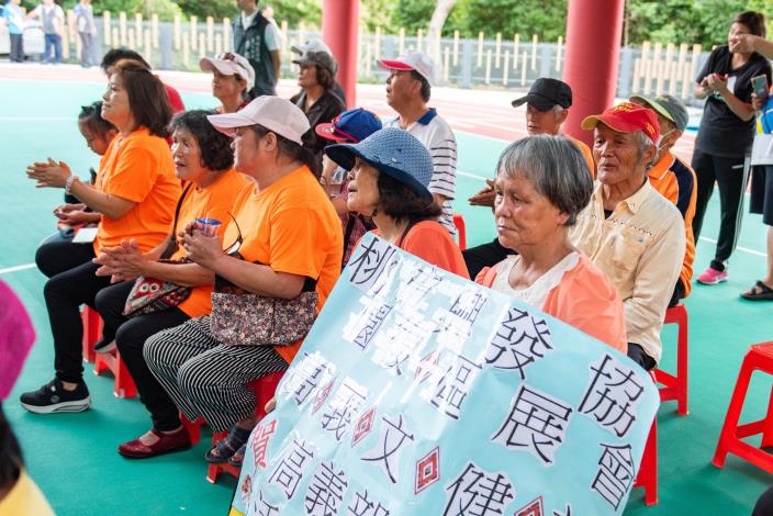 市民朋友認真聆聽市長致詞