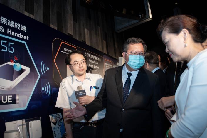 市長與經濟部長王美花一同參觀5G相關應用