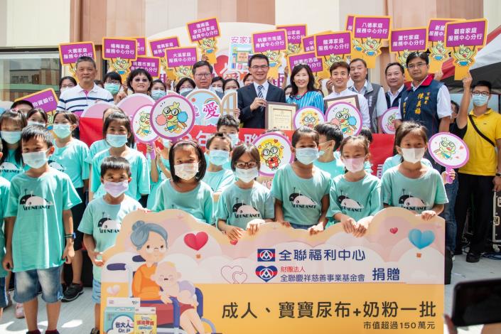 市長和與會來賓及陪讀班小朋友合影