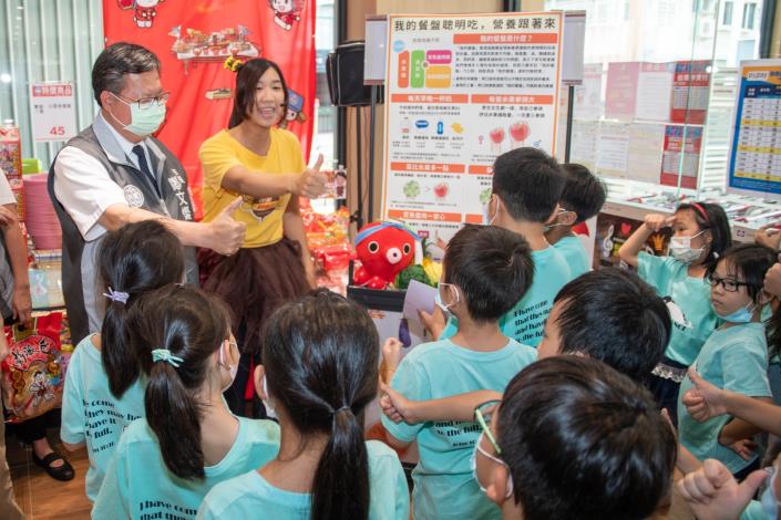 市長帶領陪讀班小朋友學習六大食物營養及攝取