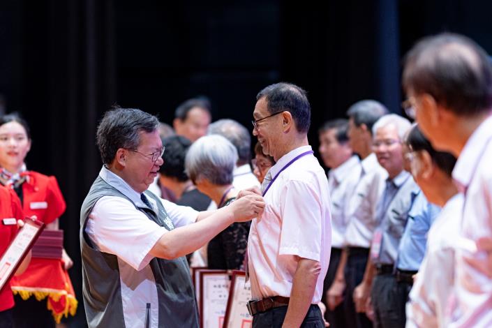 市長為新聘督學別上名牌