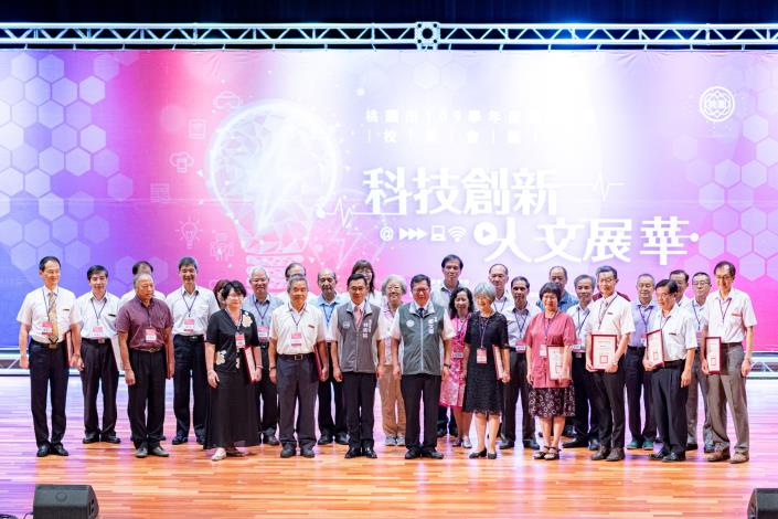市長與109學年度聘任督學合影