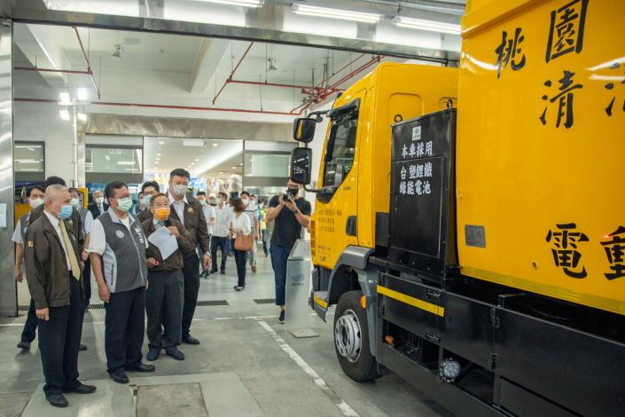 台塑汽車公司進行簡報，說明桃園電動壓縮垃圾車配置鋰鐵綠能電池的現況