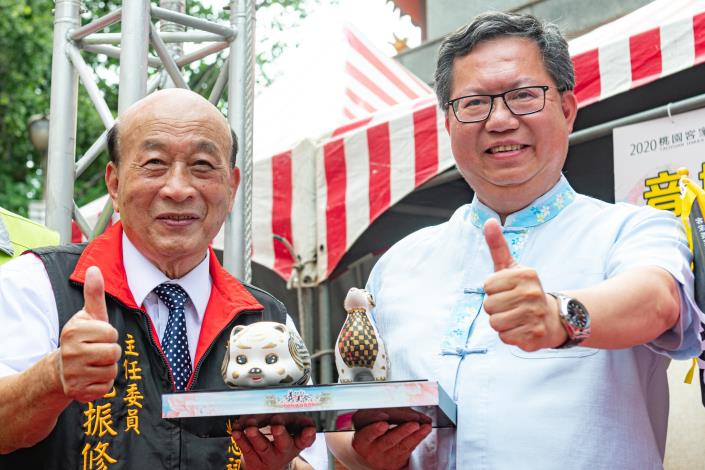 市長與褒忠祠范主委合影
