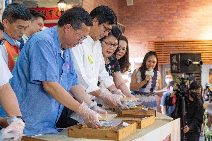 兩市市長一同製作棋餅