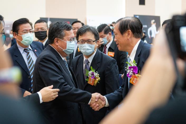市長與全國商業總會理事長賴正鎰握手寒暄