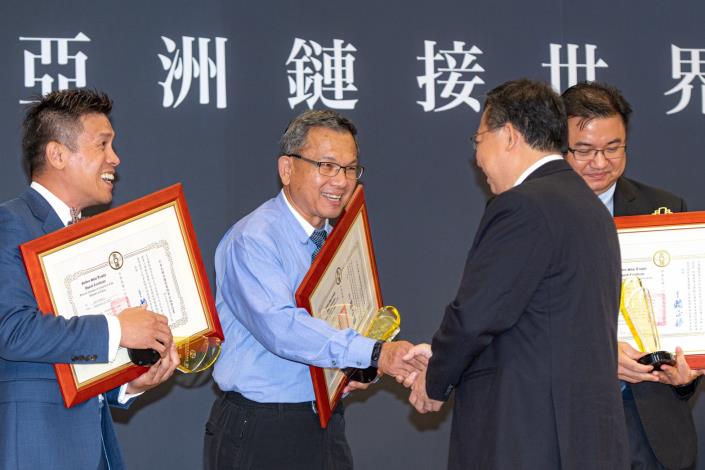 市長與獲獎者握手致意