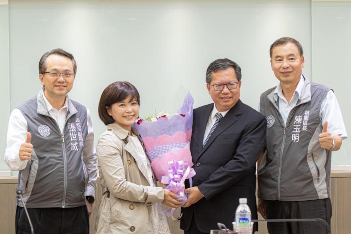 巫小姐致贈鮮花表達對市府團隊的感謝