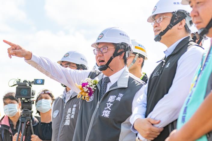市長與勞動部職業安全衛生署長鄒子廉等貴賓觀看作業演練