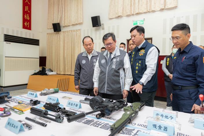 隊長吳學安向鄭市長說明查獲的罪證