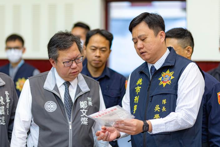 鄭市長查看證物