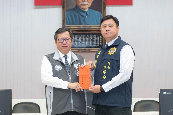 鄭市長致贈慰勉金予隊長吳學安