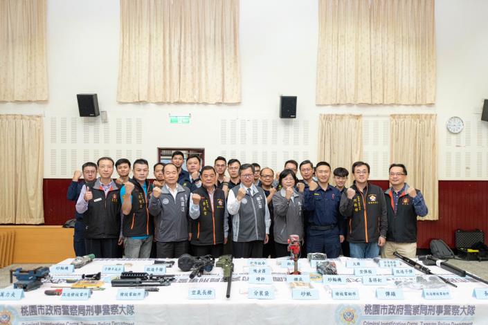 鄭市長和與會警察同仁合影