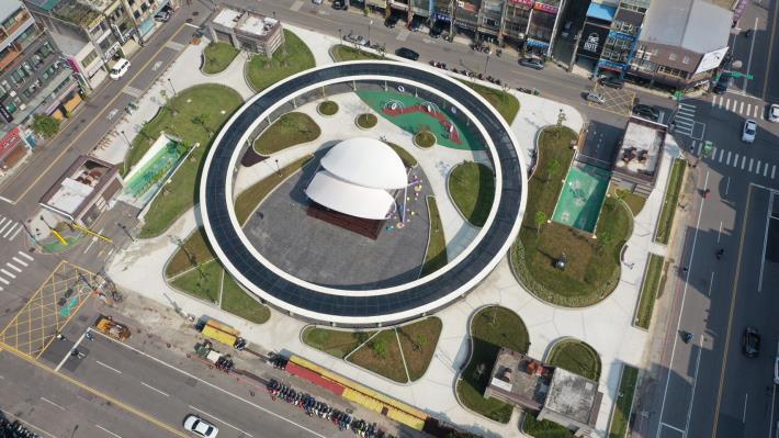 市府耗資3,569萬元進行整建工程，不僅活化原有的休閒空間，也解決因公園內部積水而造成地下停車場漏水的問題