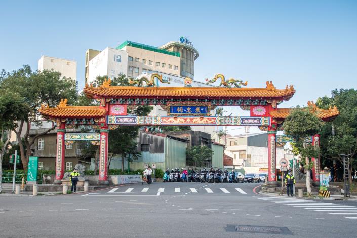 復旦路二段為連接中壢及平鎮市區的主要道路之一，往來車流量大，因屬學區且鄰近聯新國際醫院、乙未公園、褒忠祠，以及正在興建的復旦圖書館，人行需求增加，導致人車爭道狀況頻繁