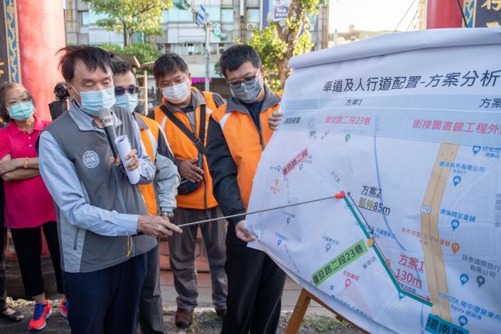 交通局長劉慶豐說明車道及人行道配置方案