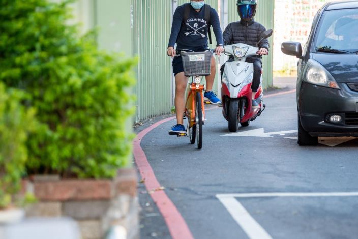 將透過縮減車道寬度方式，增設約1.1米標線型人行道，兼顧各用路族群需求與行人通行安全