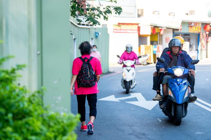 路肩寬度僅約23公分，導致人車爭道狀況頻繁，嚴重影響行人通行安全